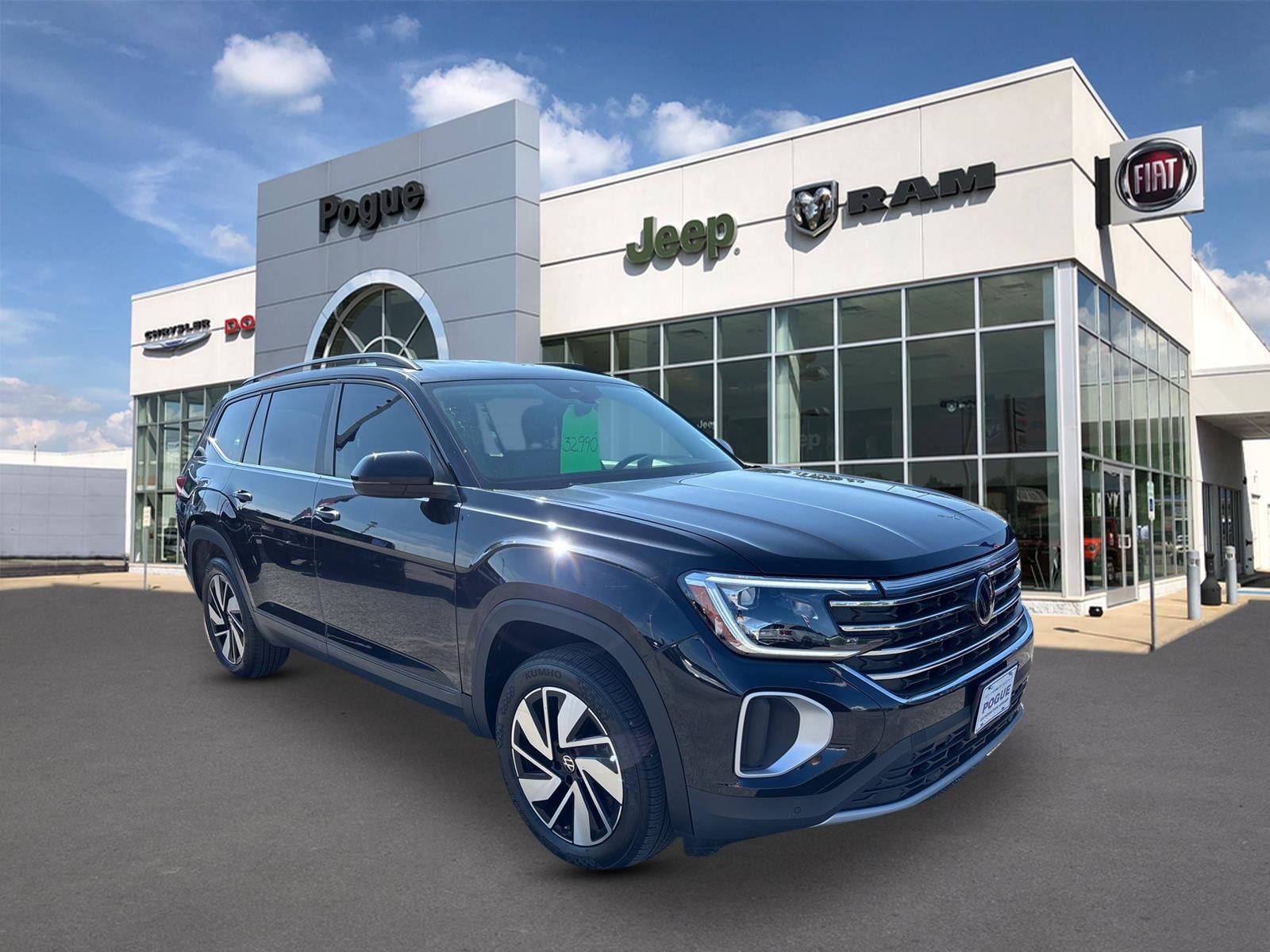 2025 Volkswagen Atlas 2.0T SE w/Technology in Black — front three-quarter view