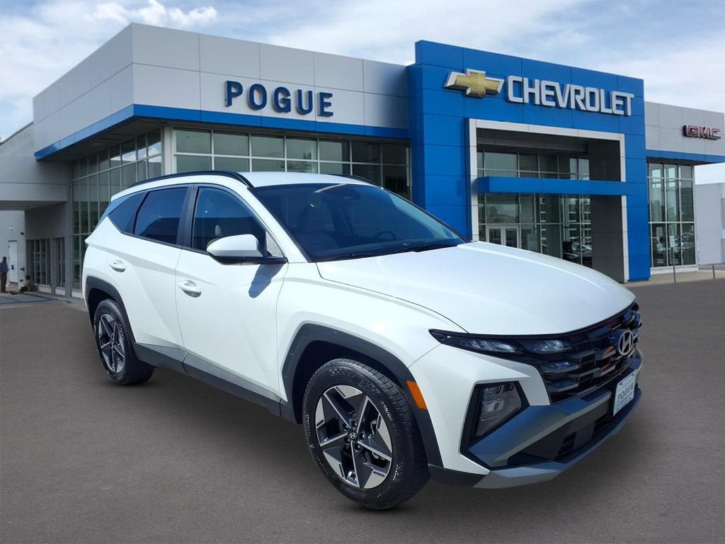 2025 Hyundai Tucson SEL in White — front three-quarter view
